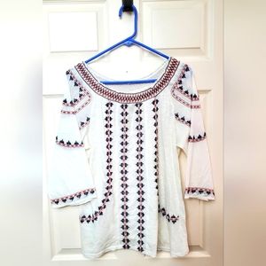 Lucky brand women’s white with blue embroidery top, medium